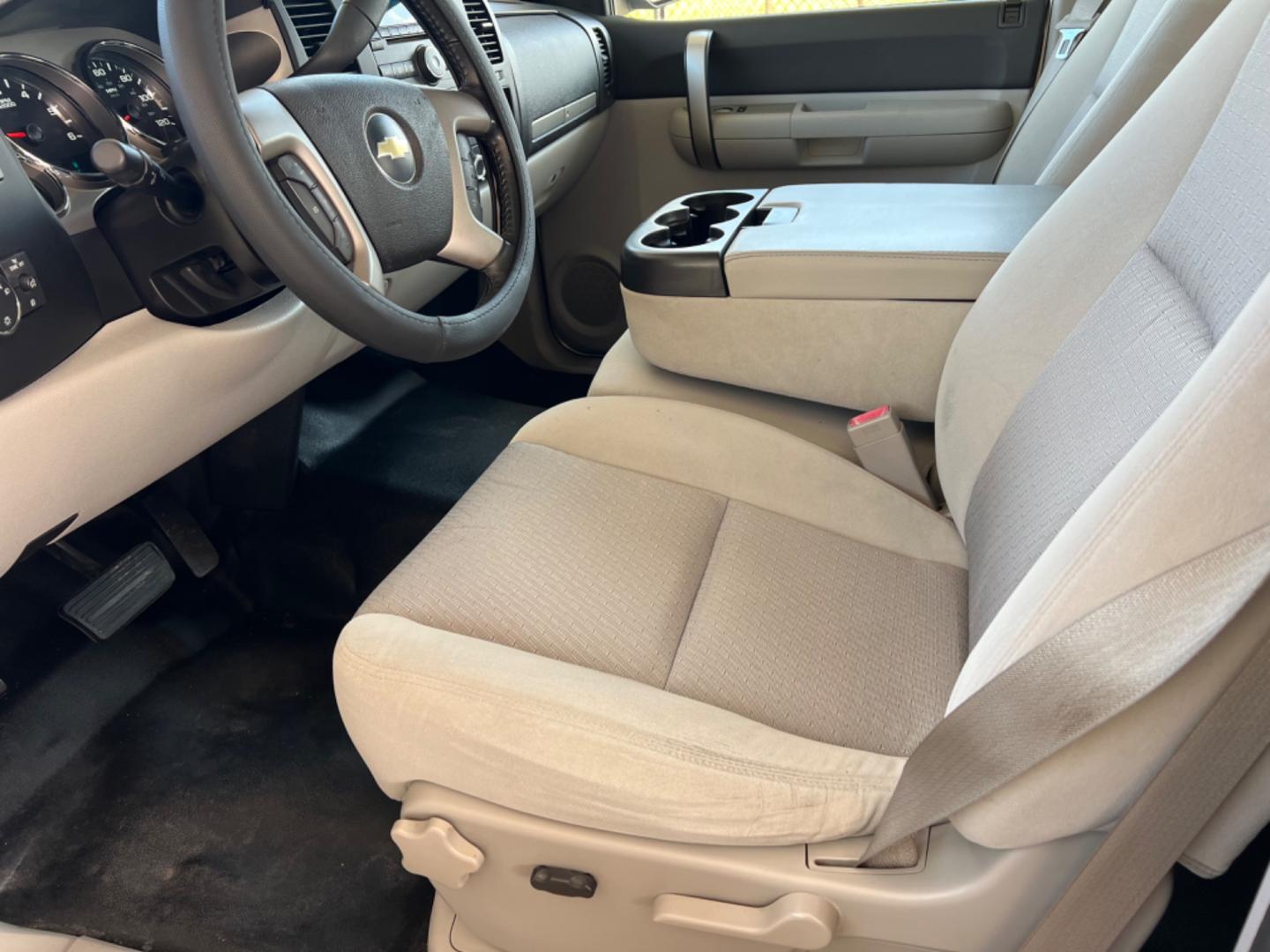 2009 White /Gray Chevrolet Silverado 1500 LT (1GCEC29029Z) with an 5.3 V8 engine, Automatic transmission, located at 4520 Airline Hwy, Baton Rouge, LA, 70805, (225) 357-1497, 30.509325, -91.145432 - 2009 Chevy Silverado Ext Cab LT 2WD ***One Owner*** 5.3 V8 Gas, 152K Miles, Power Windows, Locks & Mirrors, Cold A/C, Tow Pkg. FOR INFO PLEASE CONTACT JEFF AT 225 357-1497 CHECK OUT OUR A+ RATING WITH THE BETTER BUSINESS BUREAU WE HAVE BEEN A FAMILY OWNED AND OPERATED BUSINESS AT THE SAME LOCATION - Photo#8